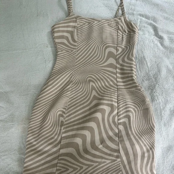 Elegant Beige Patterned Dress - Picture 4 of 8